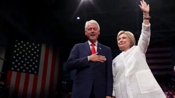 Bill Clinton y su esposa Hilary Clinton