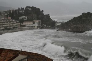 Borrasca Harry causa inundaciones y fuerte oleaje en Italia.