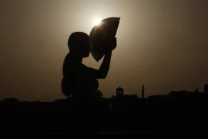 Fotografía de archivo de una persona abanicándose, en Córdoba (España).