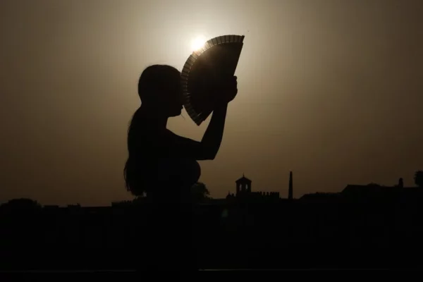 Fotografía de archivo de una persona abanicándose, en Córdoba (España).
