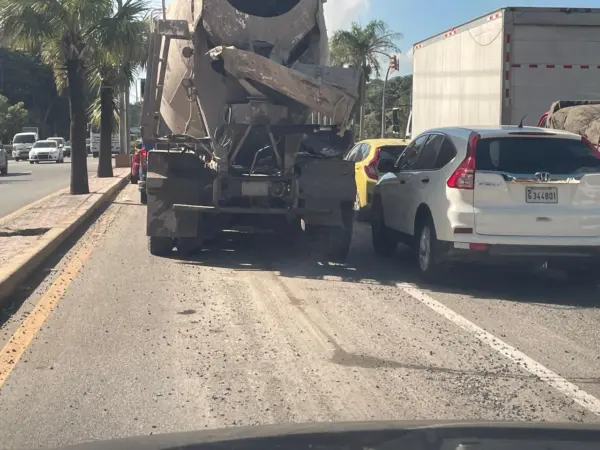 Camiones compactadores dañan las vías públicas.