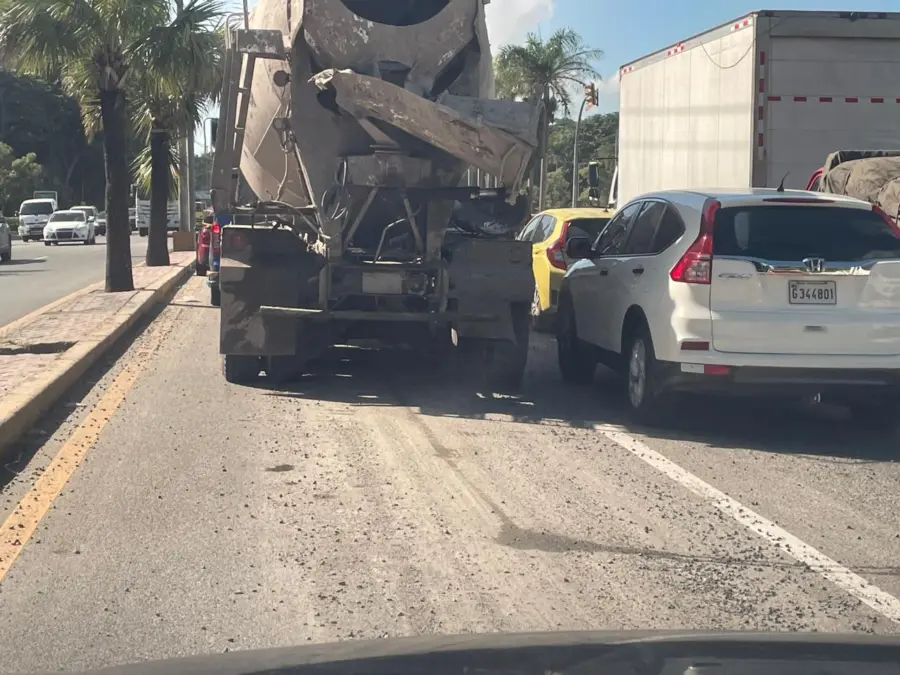 Camiones compactadores dañan las vías públicas.