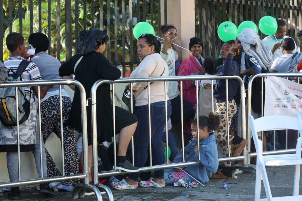 Cientos de personas hicieron filas en los alrededores del Palacio Municipal. Chaimy Soriano.