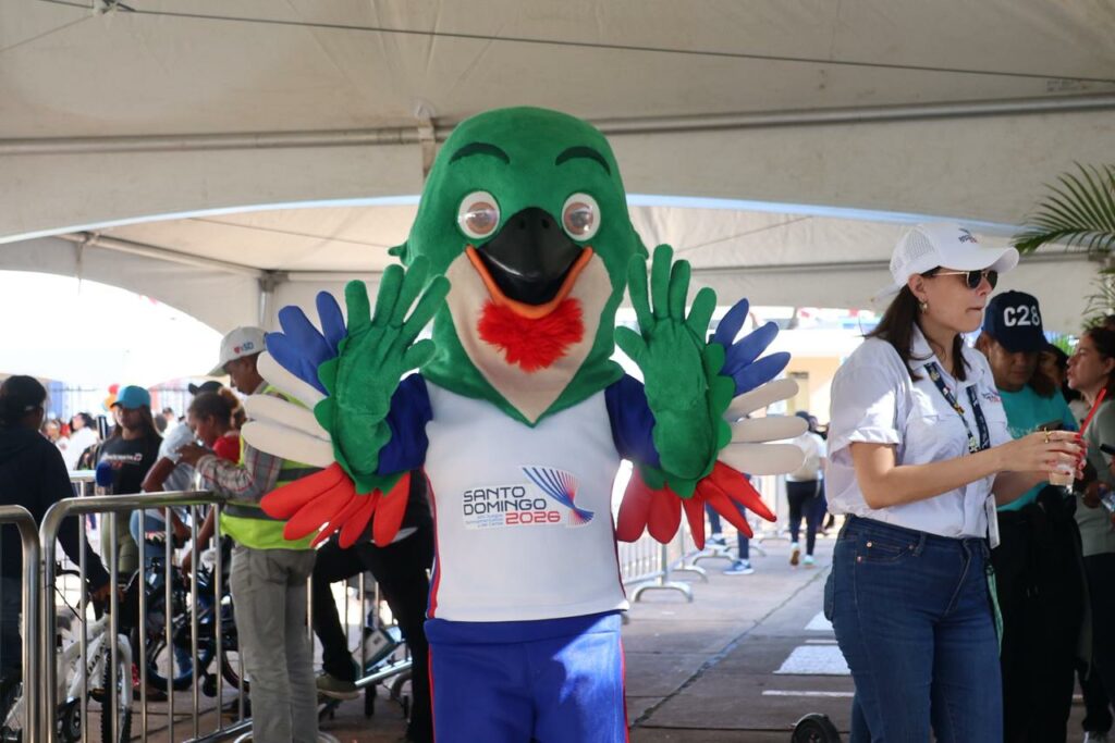 Colí, la mascota de los Juegos Centroamericanos y del Caribe 2026, estuvo en la actividad de Plásticos por Juguetes. Chaimy Soriano. 