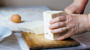 El queso destaca como uno de los alimentos favoritos en la gastronomía internacional gracias a su sabor, textura y variedad