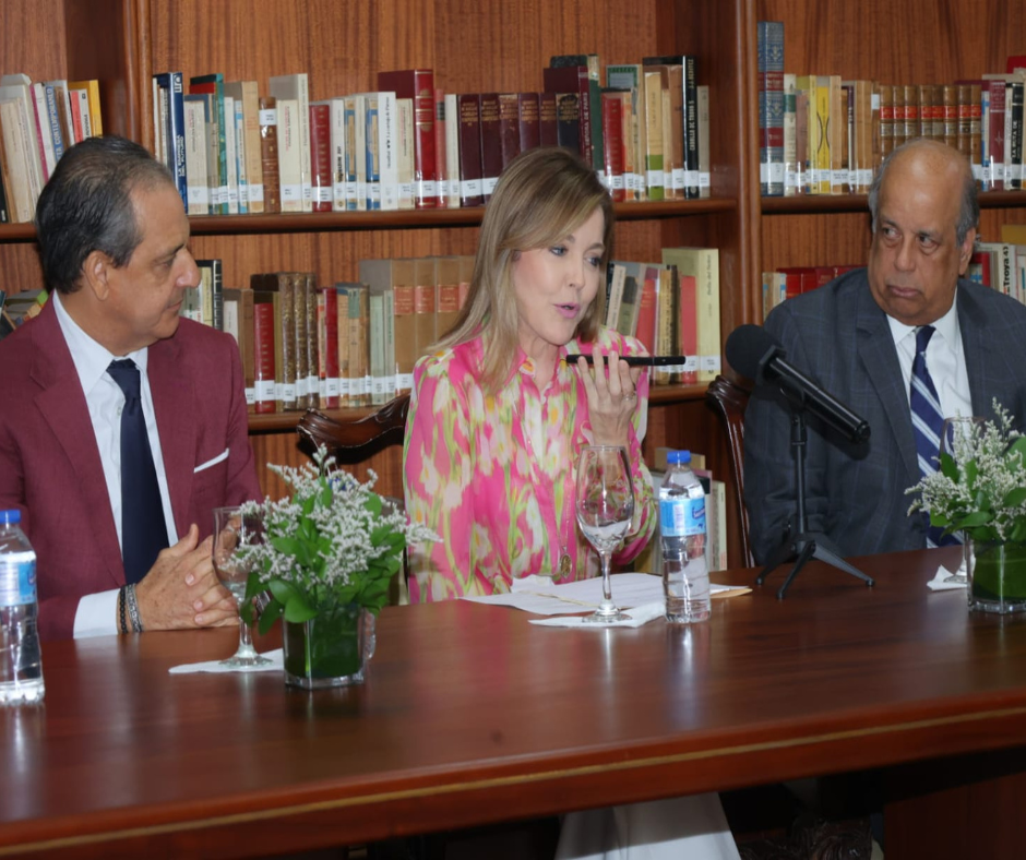 Ana Corripio de Barceló llama a Pedro Vergés. Foto Olga De la cruz