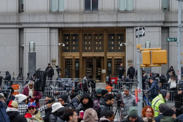 Manifestantes, miembros de la prensa y fuerzas del orden se concentran frente al juzgado federal Daniel Patrick Moynihan, donde el presidente venezolano Nicolás Maduro fue procesado por delitos relacionados con el narcotráfico en Nueva York.