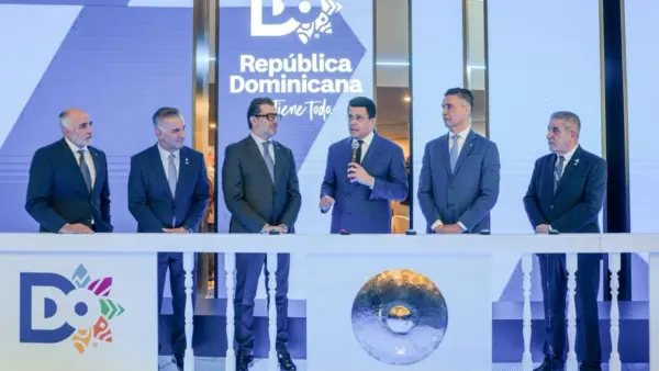 El Ministro de Turismo David Collado junto a Andrés Pichardo, presidente de Casa de Campo, durante el anuncio de la alianza con MSC Cruises.jpg