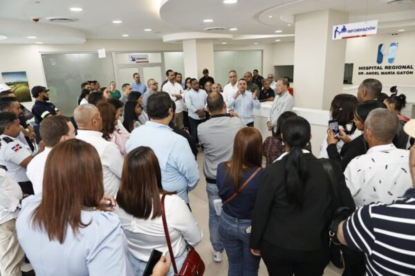 El doctor Julio Landrón recorrido por centro hospitalario