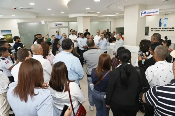 El doctor Julio Landrón recorrido por centro hospitalario