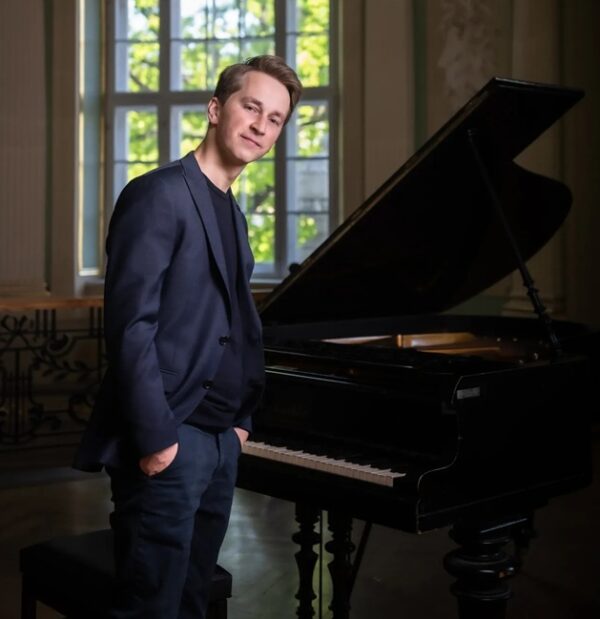 El pianista clásico europeo Daumants Liepiņs.