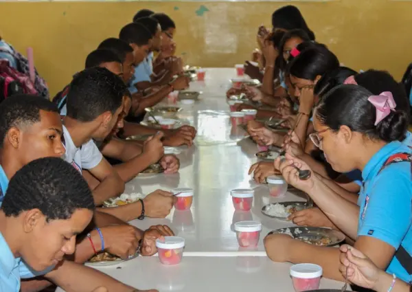 Estudiantes durante el almuerzo escolar