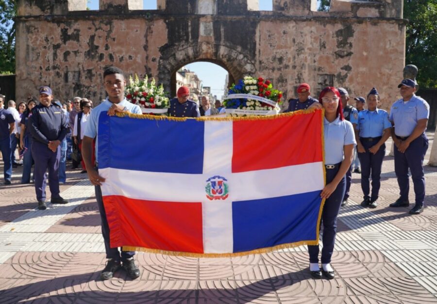 Estudiantes-ofrenda-Duarte-homenaje