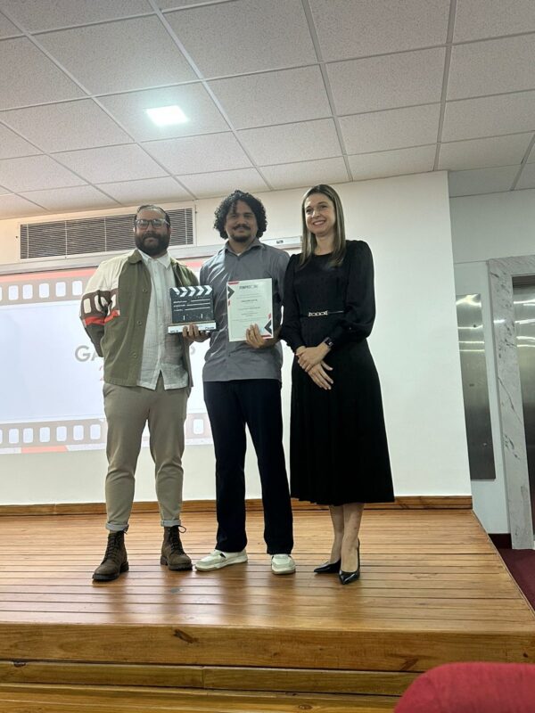 Camilo Marte mientras recibía el premio