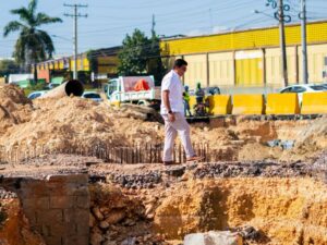 Fellito Suberví supervisa los trabajos de empalme en avenida Gregorio Luperón.