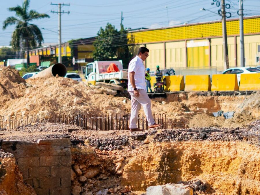 Fellito Suberví supervisa los trabajos de empalme en avenida Gregorio Luperón.