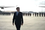 El presidente francés, Emmanuel Macron, pasa revista a las tropas en la base de Istres, sur de Francia.