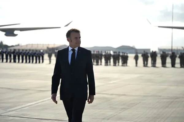 El presidente francés, Emmanuel Macron, pasa revista a las tropas en la base de Istres, sur de Francia.