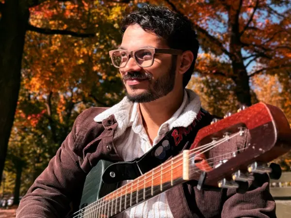 Guitarrista Luis McDougal