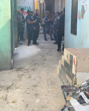 Hombre muerto en el asfalto