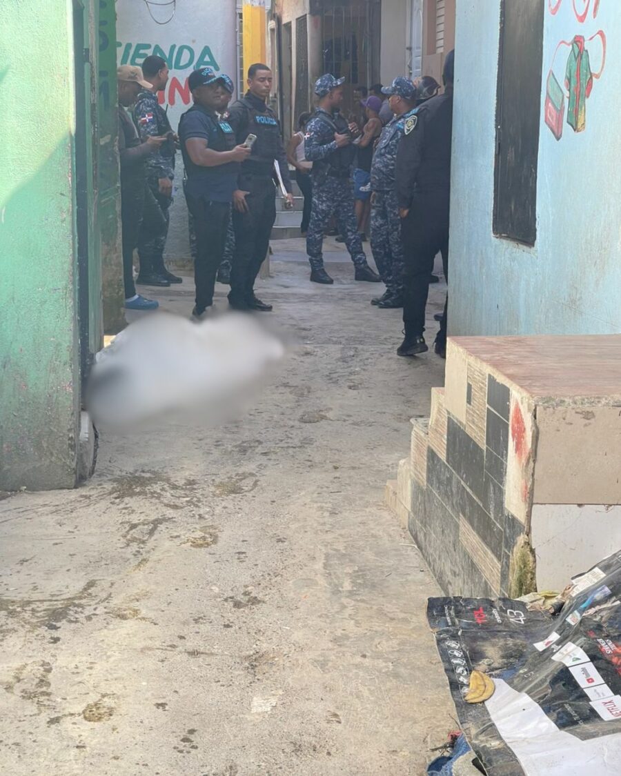 Hombre muerto en el asfalto