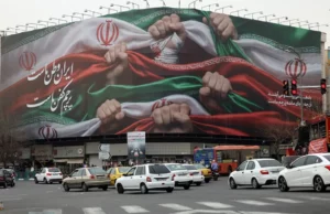 La plaza Enqelab de Teherán con un cartel que dice "Irán es nuestra patria".