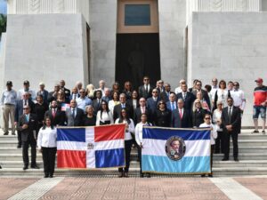 Directivos y miembros del Instituto Duartiano en el Altar de la Patria, luego de la ofrenda floral por el 213 aniversario del natalicio del patricio.