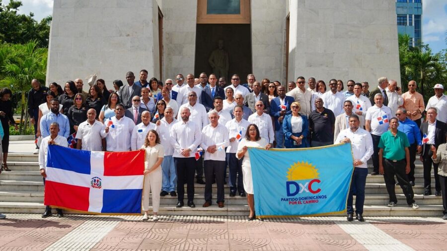 Integrantes de DXC al ofrecer ofrenda floral