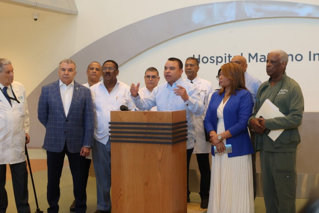 Julio Landrón en el Hospital Materno Infantil de la Ciudad Sanitaria junto a directivos del centro hospitalario y del SNS. Arlenis Castillo.