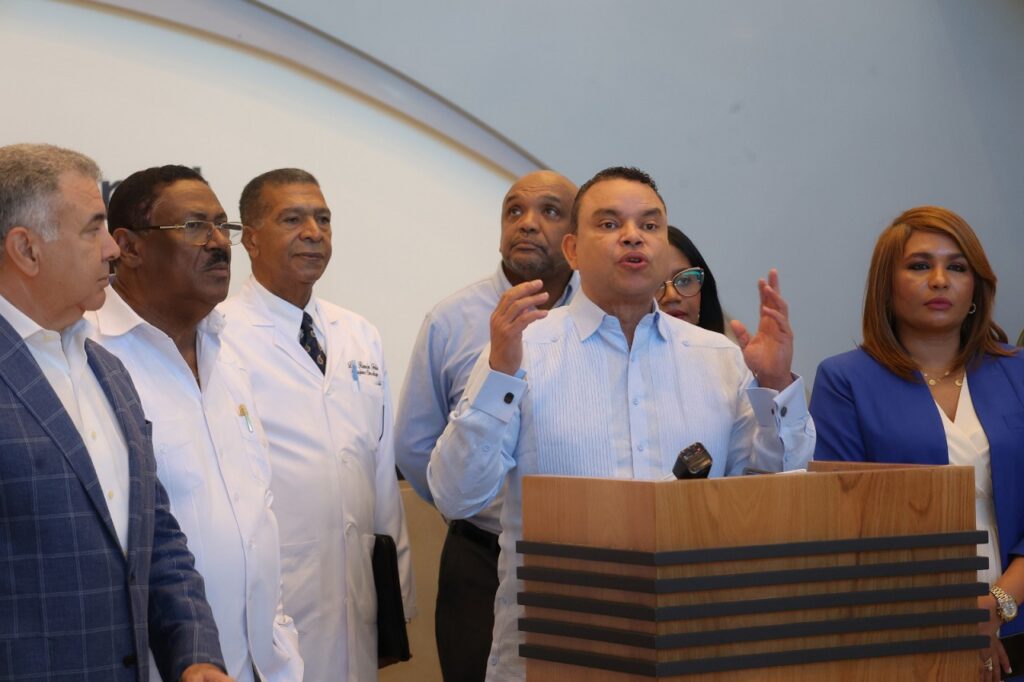 Julio Landrón informó se reunirá este jueves con al menos siete gremios de enfermeras del país, para buscar solución a sus demandas.