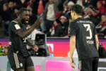 Kim Min-jae, del Bayern (derecha), celebra con Dayot Upamecano, del Bayern, t