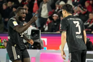 Kim Min-jae, del Bayern (derecha), celebra con Dayot Upamecano, del Bayern, t