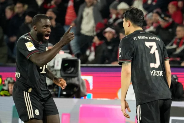 Kim Min-jae, del Bayern (derecha), celebra con Dayot Upamecano, del Bayern, t