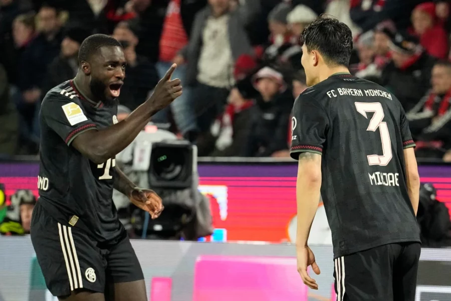 Kim Min-jae, del Bayern (derecha), celebra con Dayot Upamecano, del Bayern, t