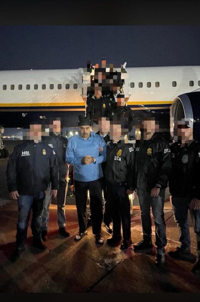 Nicolás Maduro con agentes de la DEA a su llegada a Nueva York