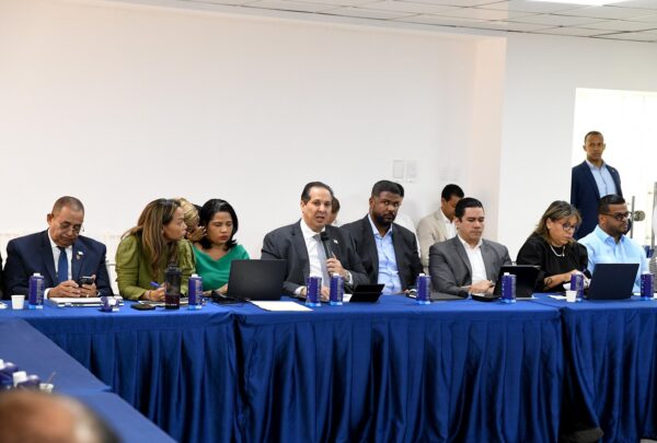 Ministro de Salud, Víctor Atallah en reunión para definir objetivos de este año en materia sanitaria. Fuente externa.