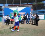 Colí, la mascota de los Juegos Centroamericanos y del Caribe Santo Domingo 2026, durante su presentación en el acto de inicio de remodelación del Estadio Municipal de Baní.