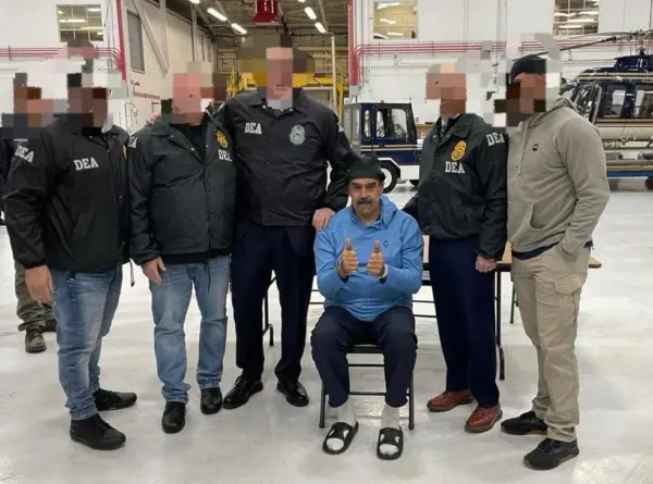 Nicolás Maduro esposado junto a miembros de la DEA