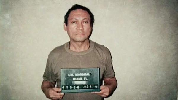 Noriega se entregó a las fuerzas estadounidenses en Panamá y fue trasladado a Estados Unidos, donde enfrentó cargos de narcotráfico.