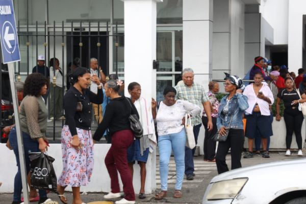 Pacientes en las afueras del Instituto Oncológico Doctor Heriberto Pieter..