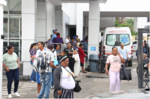 Pacientes en las afueras del oncológico