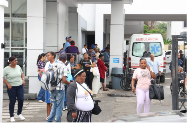 Pacientes en las afueras del oncológico