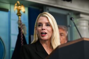 La fiscal general de Estados Unidos, Pamela Bondi, habla durante una conferencia de prensa del presidente estadounidense Donald Trump, en la Sala de Prensa de la Casa Blanca, en Washington D.C., Estados Unidos, el 11 de agosto de 2025