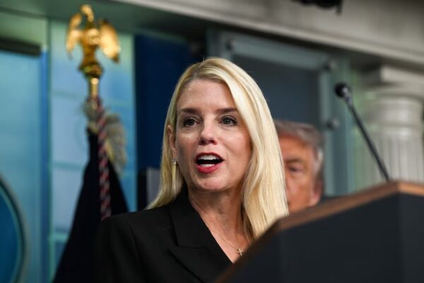 La fiscal general de Estados Unidos, Pamela Bondi, habla durante una conferencia de prensa del presidente estadounidense Donald Trump, en la Sala de Prensa de la Casa Blanca, en Washington D.C., Estados Unidos, el 11 de agosto de 2025