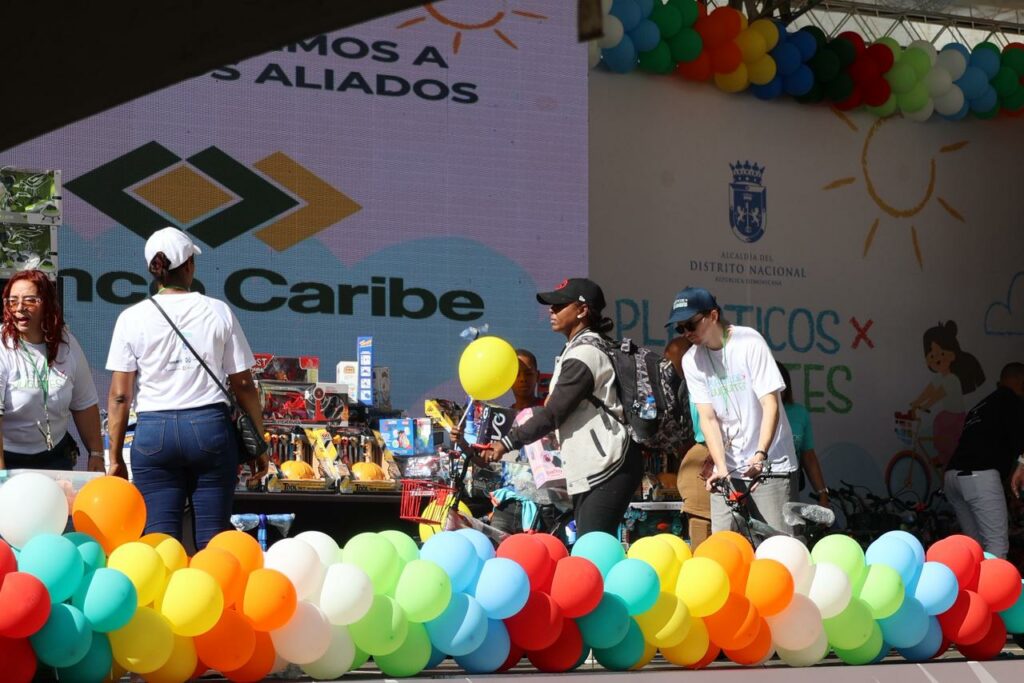 Para obtener una bicicleta, las personas debían recolectar 500 botellas de plástico. Chaimy Soriano. 