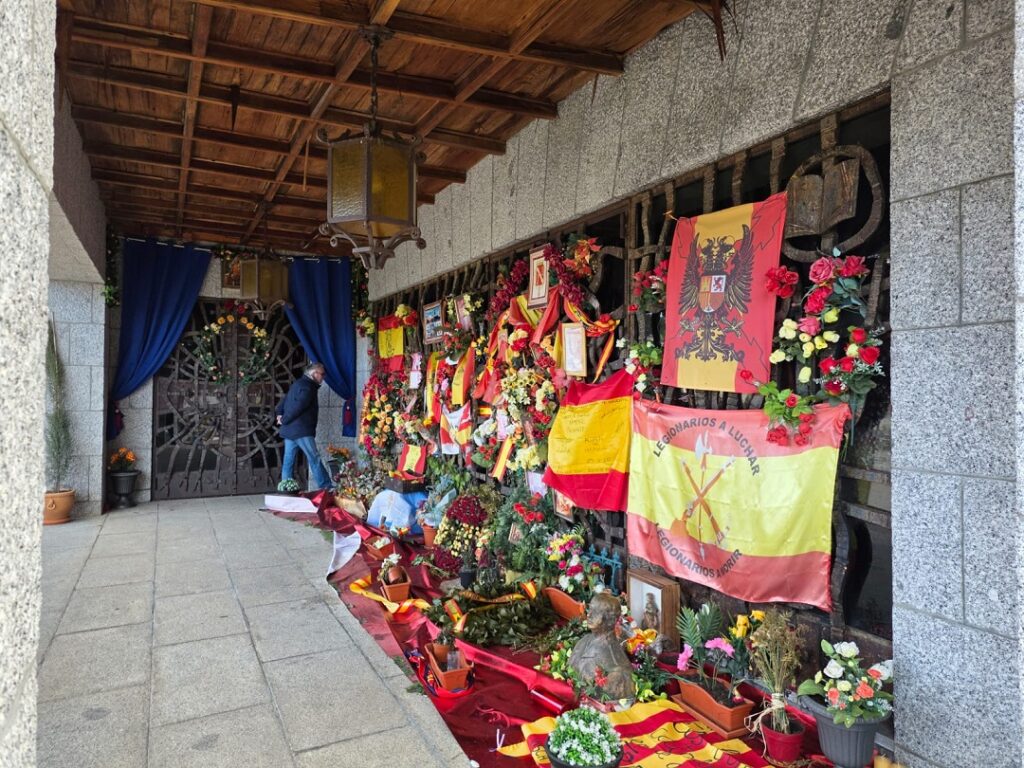Parte frontal del mausoleo de Franco