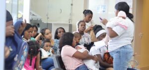 Pacientes del Hospital Hugo Mendoza en la sala de espera por servicios médicos para los infantes, siendo  más comunes  los virus respiratorios.  elieser tapia