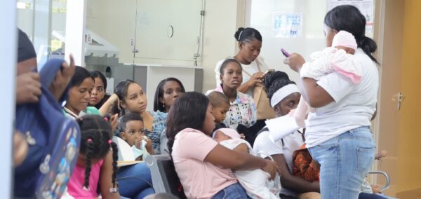 Pacientes del Hospital Hugo Mendoza en la sala de espera por servicios médicos para los infantes, siendo  más comunes  los virus respiratorios.  elieser tapia