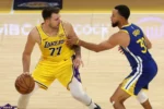 Fotografía de archivo que muestra a Stephen Curry (d) de los Golden State Warriors disputando un balón con Luka Doncic de Los Angeles Lakers, en una imagen de archivo.