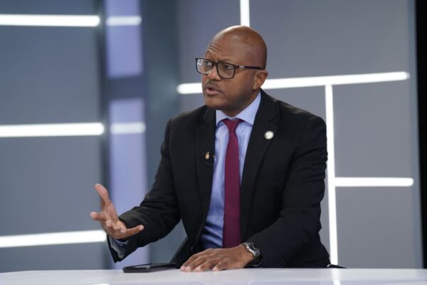 Presidente del Colegio Médico Dominicano (CMD), Luis Peña Núñez, habla sobre reciente colapso de plafones en hospitales.